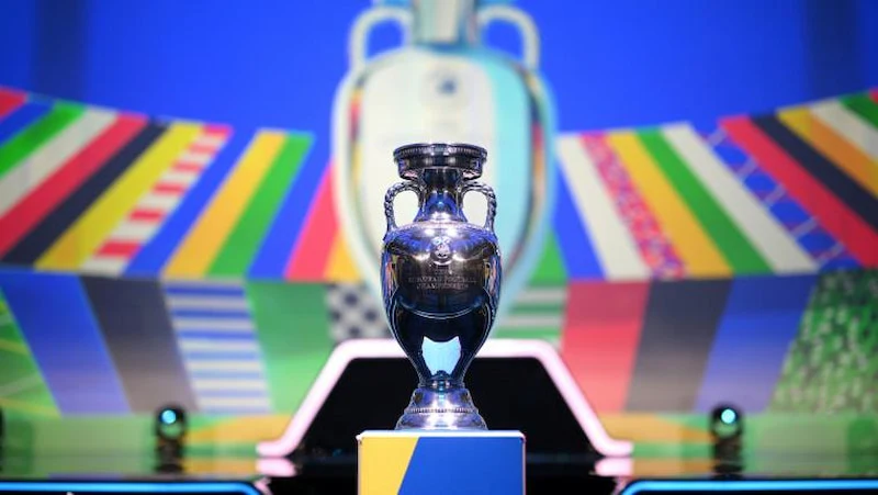 Euro được tổ chức 4 năm 1 lần bởi UEFA các năm chẵn 